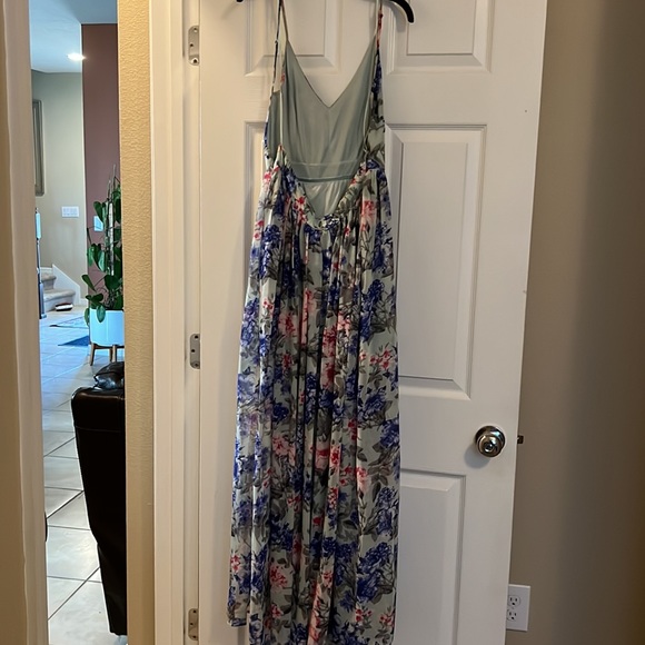 Fashion nova beautiful floral dress. Size L. Preowned. - Picture 2 of 4